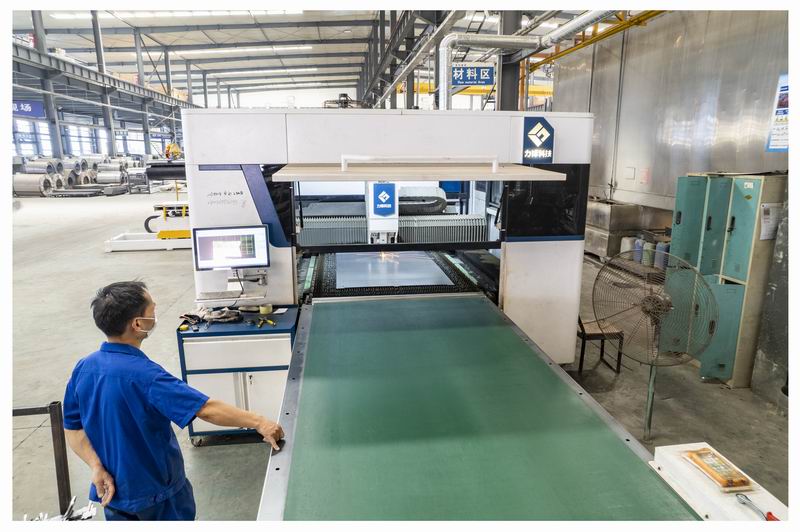 萊特全自動智能激光切割加工中作業(yè)中心 (6).jpg